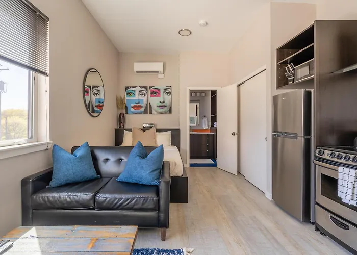 Sunny Studio Apartment - Food Carts, Coffee & Bars